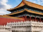 Un pavillon de la Cité interdite à Pékin, au-dessus de terrasses de marbre blanc
