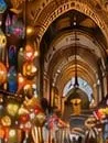 Une allée voûtée du Grand Bazar, où pendent des lanternes colorées