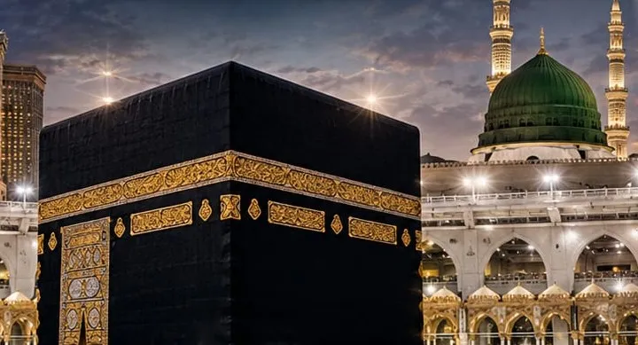 La Kaaba au crépuscule, entre les tours de La Mecque et la coupole verte de la mosquée du Prophète